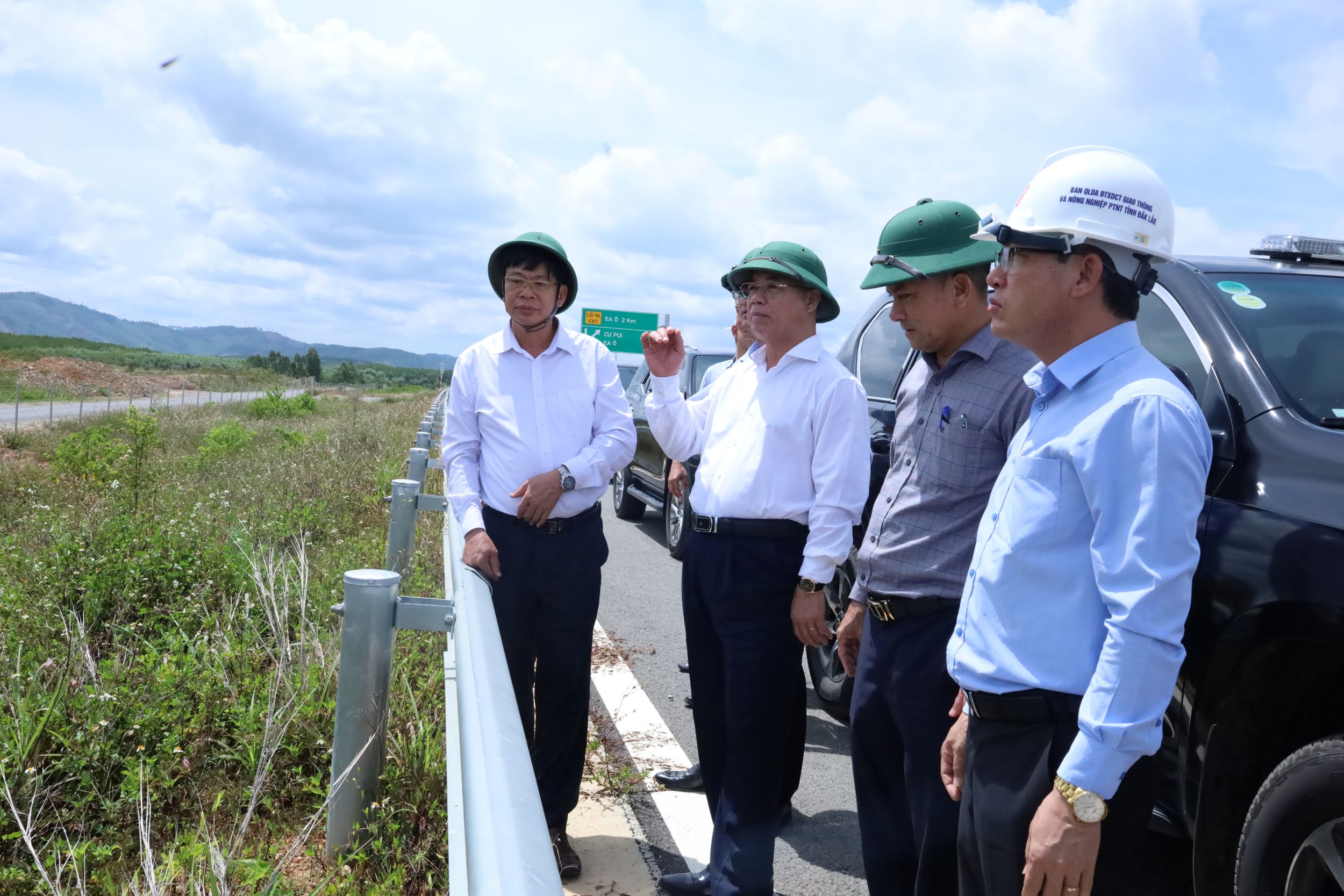 Phó Chủ tịch UBND tỉnh Trương Công Thái kiểm tra tiến độ thi công Nút giao CT.02 thuộc Dự án thành phần 3 cao tốc Khánh Hòa - Buôn Ma Thuột
